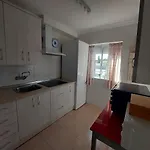 En Piso Con Terraza Junto A La Estacion شقة روندا