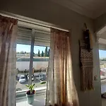 En Piso Con Terraza Junto A La Estacion شقة *