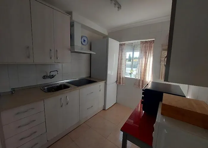 En Piso Con Terraza Junto A La Estacion شقة روندا